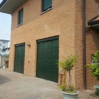 Facciata villa con serramenti tapparelle porte garage