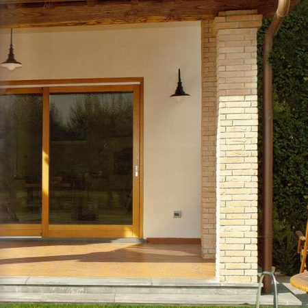 Infisso in legno rovere lamellare noce mielato Porta finestra alzante