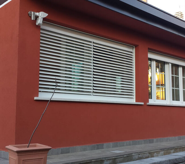 Porta-finestra-con-vetro-blindato-e-tapparelle-frangisole Porta finestra con vetro blindato e tapparelle frangisole