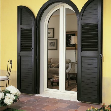 Portafinestra in pvc bianco con Persiana ad arco con lamelle orientabili