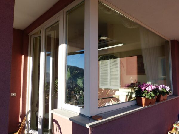 Porta finestra in pvc a battente con vetrata