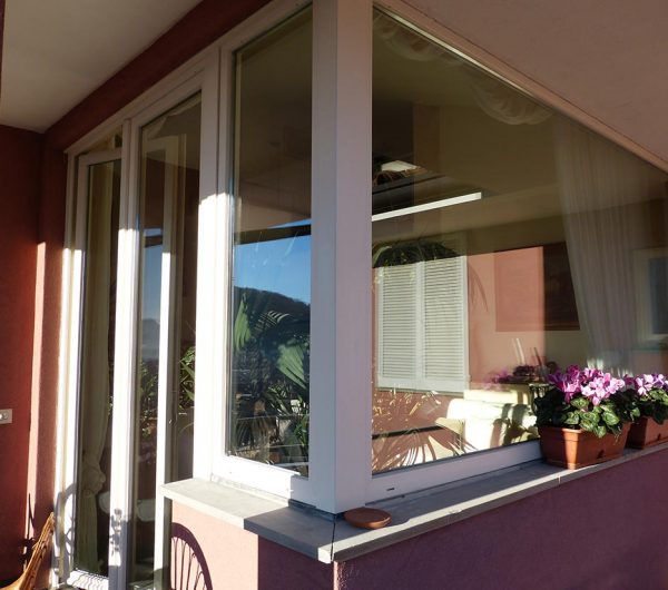 Porta finestra in pvc a battente con vetrata