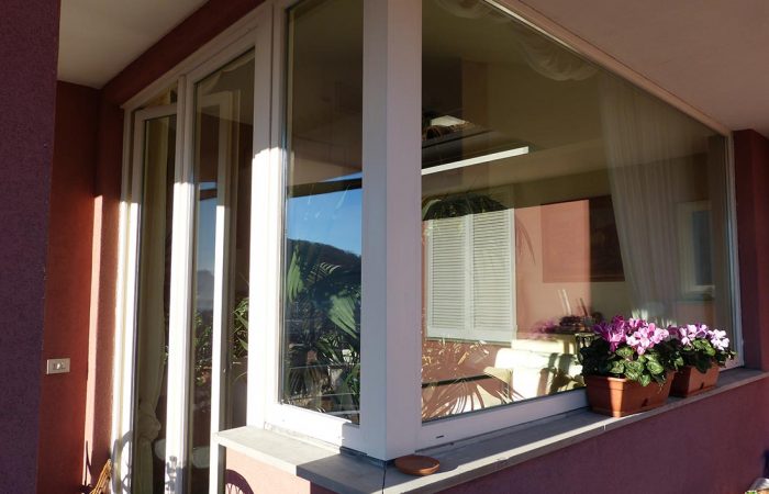 Porta finestra in pvc a battente con vetrata